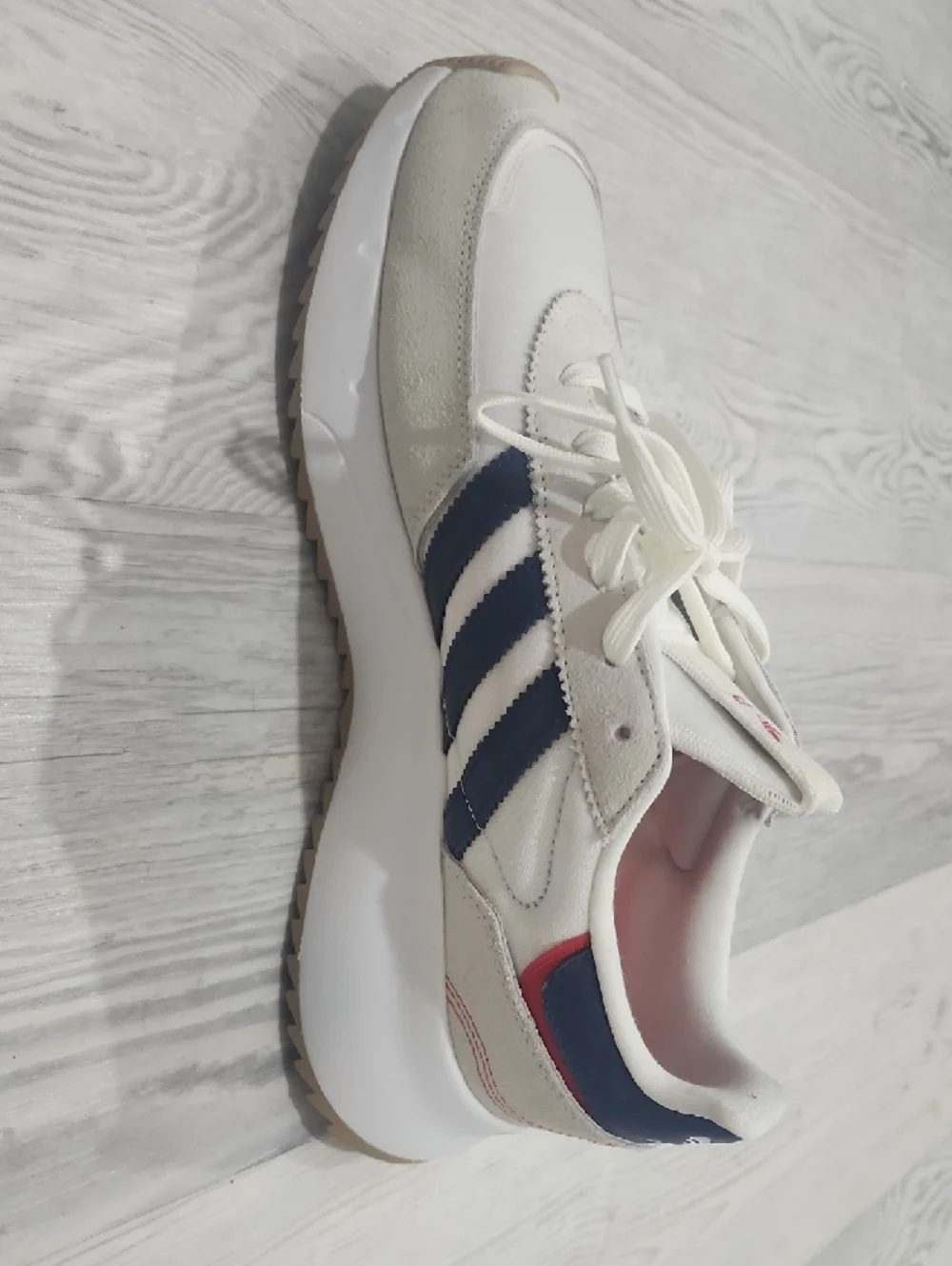 NWT adidas Men's White Navy Red‎ Retro-Inspired Running Sneakers
